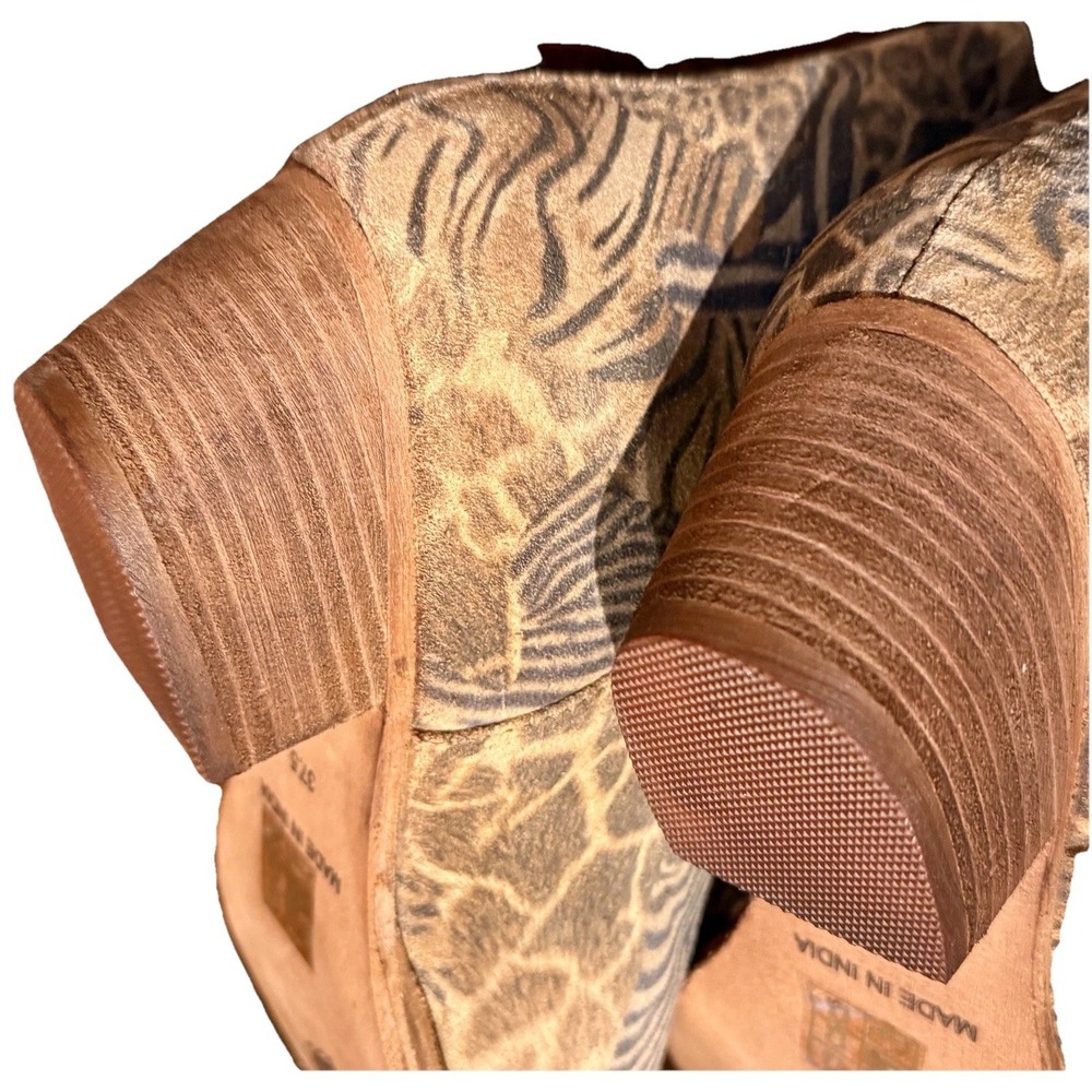Free People Animal Charm Animal Print Double V Bootie Size 37.5 EUC - Picture 8 of 8
